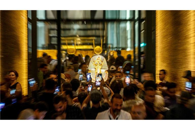 Neu eröffnetes Großes Ägyptisches Museum in Gizeh: Menschenmassen vor der goldenen Totenmaske von Tutanchamun.