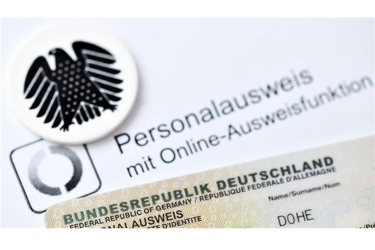 Neue Ausweise können jetzt auch nach Hause geliefert werden (Symbolbild).