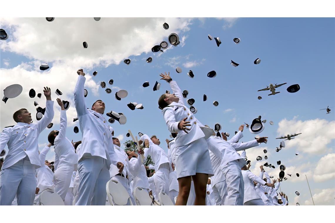 Neue ernannte Fähnriche werfen ihre Mützen zum Abschluss der Feierlichkeiten an der United States Coast Guard Academy in New London.