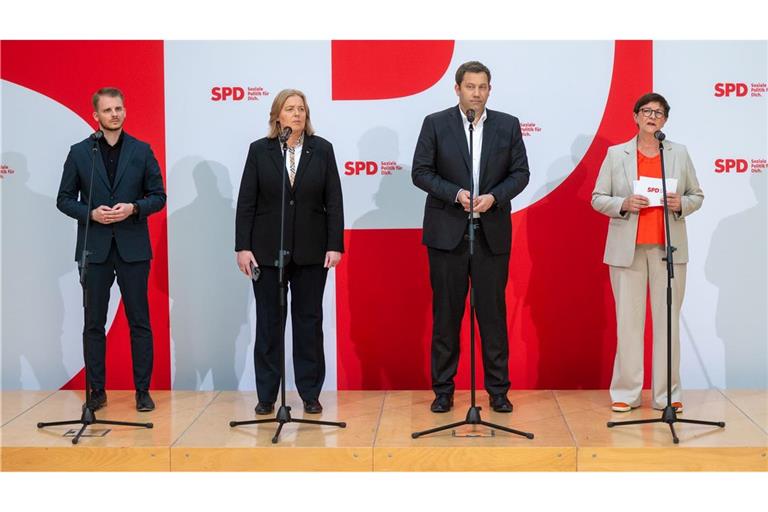 Neue erste Reihe bei der SPD: Tim Klüssendorf, Bärbel Bas und Lars Klingbeil. Die außen stehende Co-Parteichefin Saskia Esken tritt nicht mehr an.