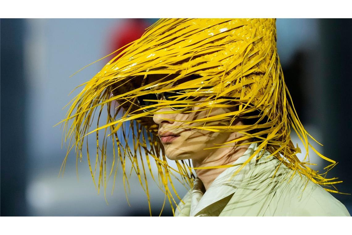 Bilder des Tages Neue Herrenmode: Ein Model trägt bei einer Modenschau in Mailand eine Kreation aus der Frühjahrs-Sommer-Kollektion 2026 von Prada.