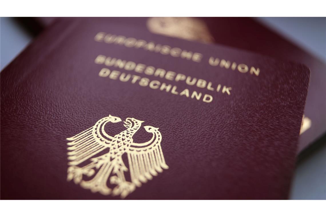 Briefträger bringen künftig auch neue Ausweise Neue Reisepässe und Personalausweise können sich die Bürger gegen Gebühr demnächst nach Hause schicken lassen. (Symbolbild)