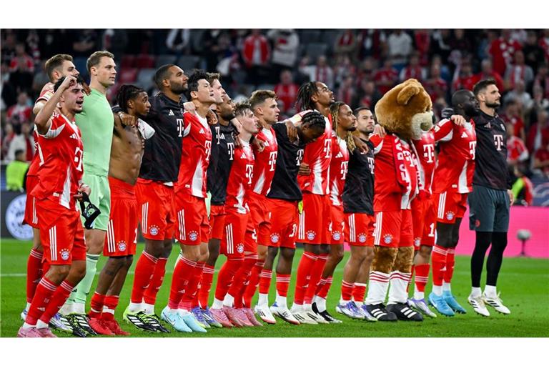 Neue Saison, gewohntes Bild: Die Bayern-Profis feiern vor ihrer Fankurve.