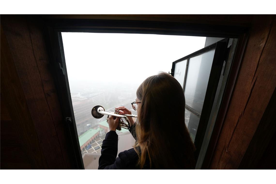 Bilder des Tages Neue Töne über Hamburg: Neele Fokken, neue Türmerin am Hamburger Michel, spielt den Türmer-Choral auf dem Türmerboden der Hauptkirche St. Michaelis. Fokken wird sich als erste Frau die Position mit dem langjährigen Hamburger Türmer Josef Thöne teilen.
