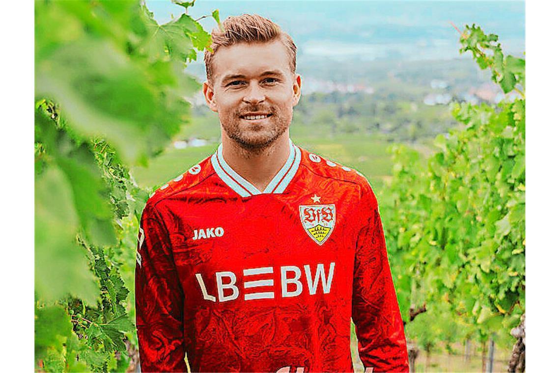 VfB ganz in Rot in der Fremde Neuer Look, neuer Sponsor: Maximilian Mittelstädt präsentiert das neue Auswärtstrikot.