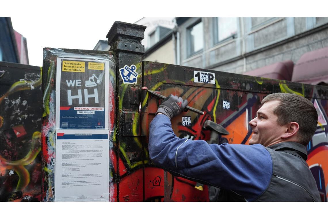 Bilder des Tages Neuer Sichtschutz für die Herbertstraße: Ein Schlosser entfernt einen Bolzen an der alten Sichtschutzanlage am östlichen Eingang der Herbertstraße im Stadtteil St. Pauli. Die denkmalgeschützte Sichtschutzanlage an der Ostseite wird komplett durch eine neue Toranlage ersetzt.