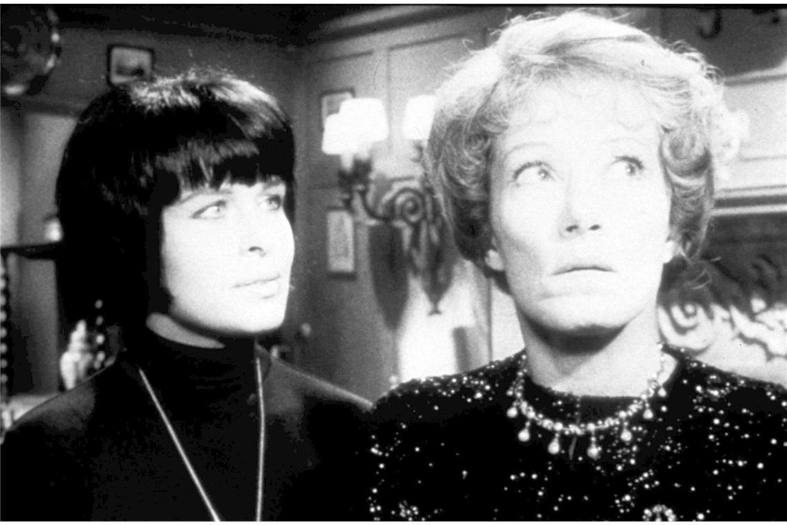 Vor 65 Jahren: Der erste Edgar-Wallace-Film feiert Premiere in Stuttgart „Neues vom Hexer“ (1965): Der Mord an dem reichen Lord Curtain ist der Auftakt zu einer mysteriösen Mordserie. Zu den potenziellen Opfern zählen auch Lady Aston (Brigitte Horney, re.) und Margie Fielding (Barbara Rütting), denn auch sie gehören zu den Erben seines großen Vermögens, die dem Mörder nacheinander zum Opfer fallen.