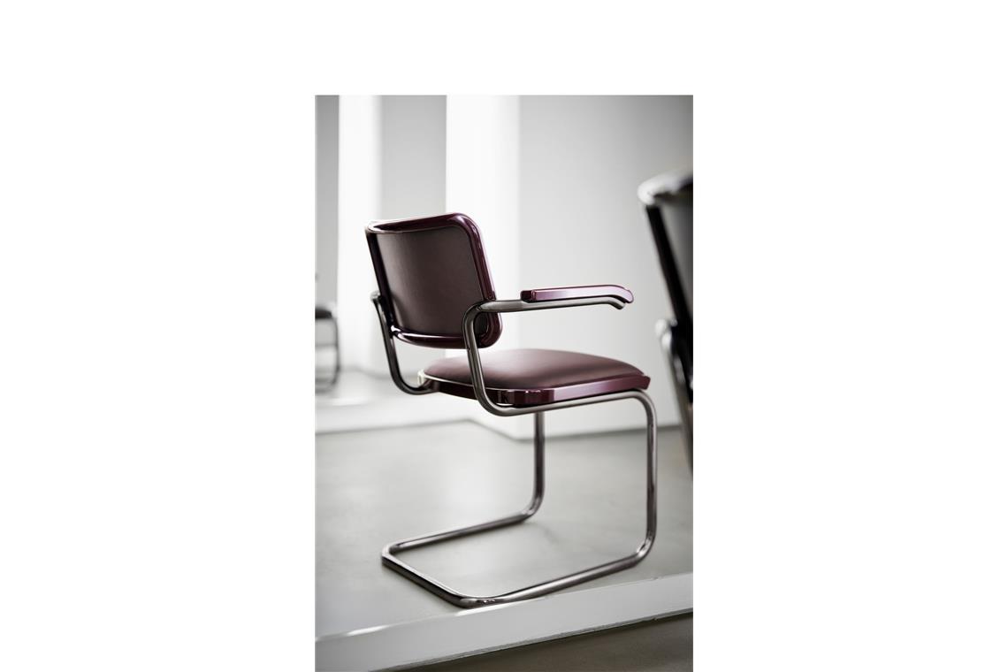 Was die Trends der Mailänder Möbelmesse über uns aussagen Neuinterpretierter Klassiker S64 von Marcel Breuer für Thonet, unter dem Titel „SERIOUS“ veredelte Jil Sander in enger Zusammenarbeit mit dem Thonet-Designteam den Stahlrohrklassiker mit einem Gestell in glänzender Titan-Anmutung und mit Leder bezogenen Sitz- und Rückenpolstern in vier Farbtönen, darunter auch in Burgunderfarbe, hier „Ruby Red Gloss“ genannt.