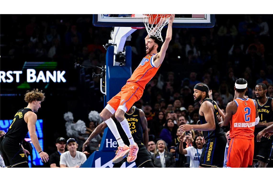 Neun Versuche, neun Treffer: Chet Holmgren (Mitte) war gegen die Warriors nicht zu stoppen.