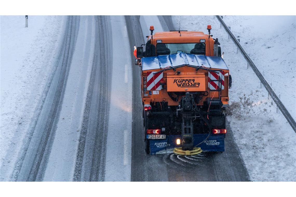 Bilder des Tages Neuschnee im Schwarzwald und der Schwäbischen Alb - Ein Fahrzeug des Winterdienstes bahnt und streut auf der Bundesstraße 28 auf dem Kniebis.