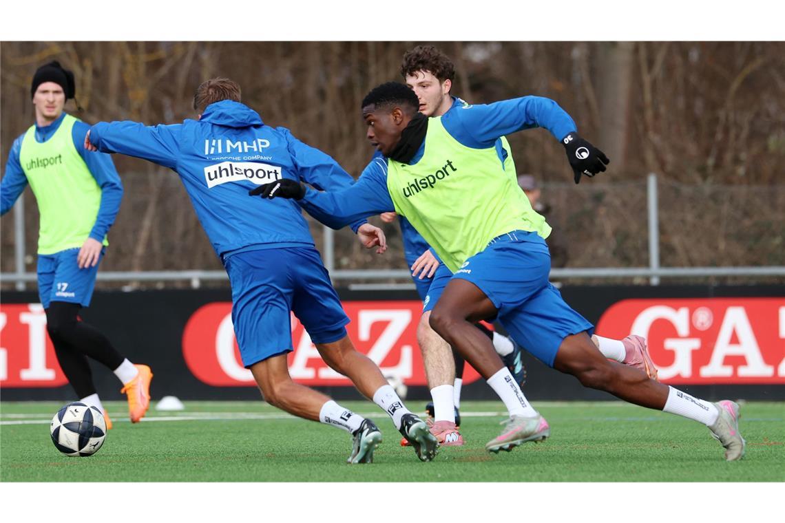 Neuzugang Abdoulie Mboob (re.) ist mit vollem Elan bei der Sache.