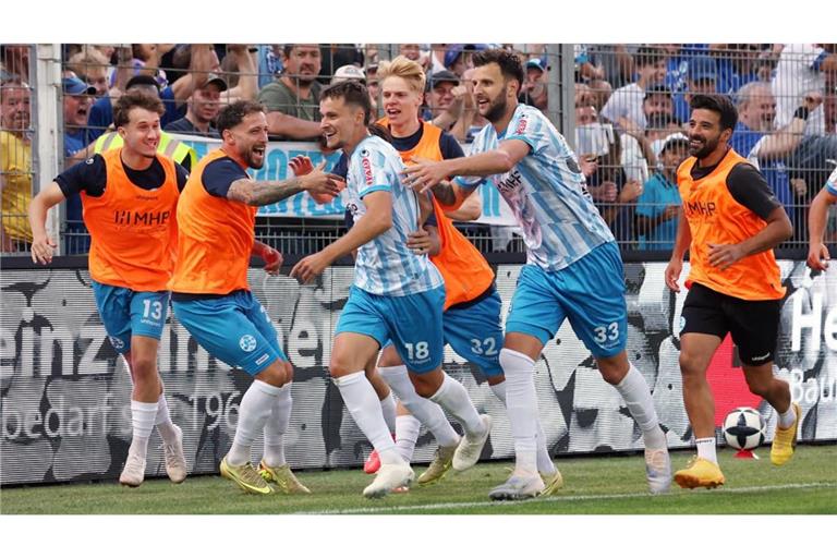 Nevio Schembri (li.) und Lukas Kiefer (2. v. li.) freuen sich als Auswechselspieler über das Kickers-Tor von Maximilian Zaiser gegen den SSV Ulm 1846