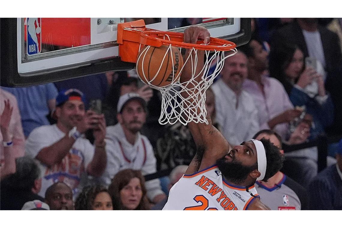 Berauschender Sieg: New York wahrt Chance aufs NBA-Finale New Yorks Center Mitchell Robinson bewies seine Stärke als Abräumer unter den Körben.