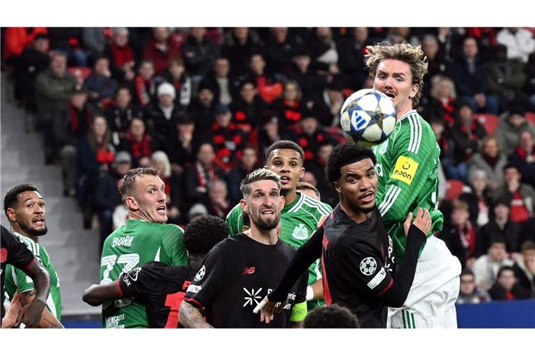 Newcastle-Profi Nick Woltemade (rechts) bei der Champions League-Partie gegen Bayer Leverkusen.