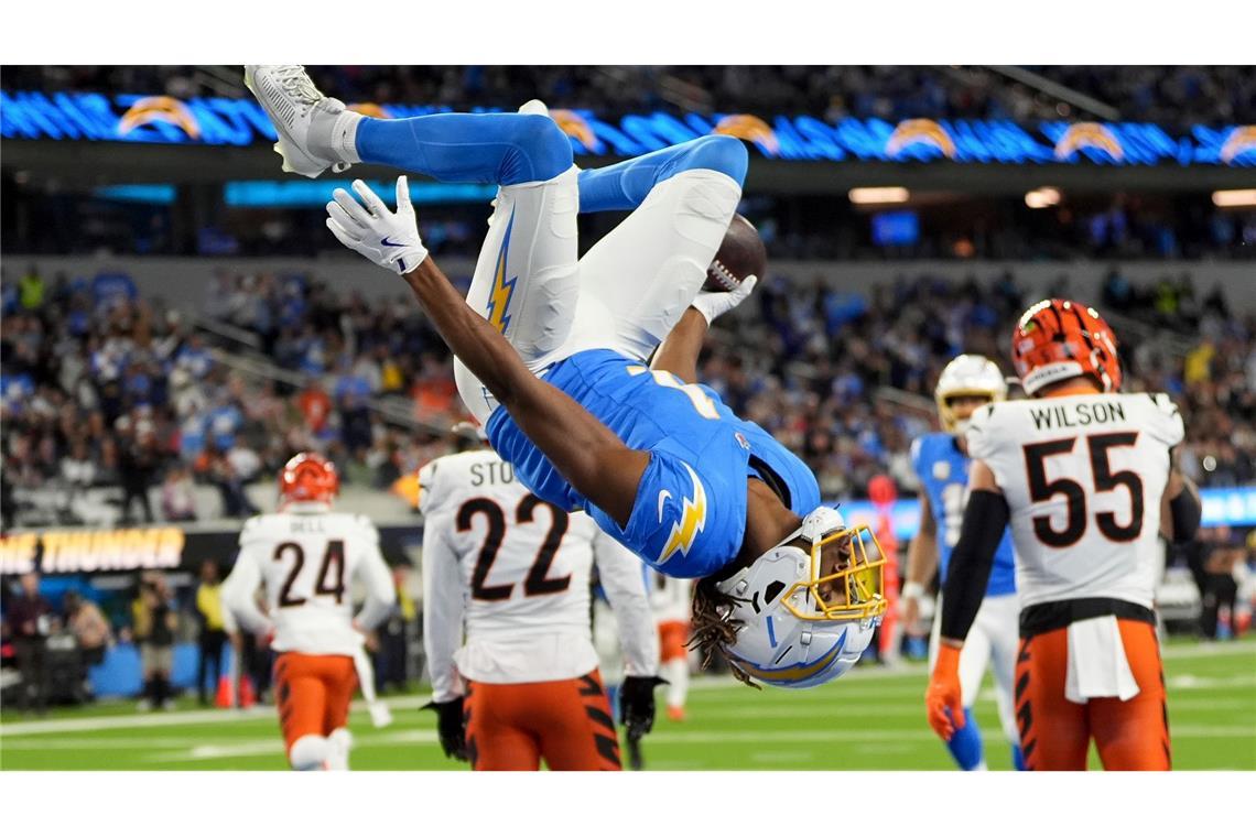 Bilder des Tages NFL American Football: Quentin Johnston, der Wide Receiver der Los Angeles Chargers, führte nach seinem Touchdown-Fang gegen die Cincinnati Bengals einen Rückwärtssalto in der Endzone aus