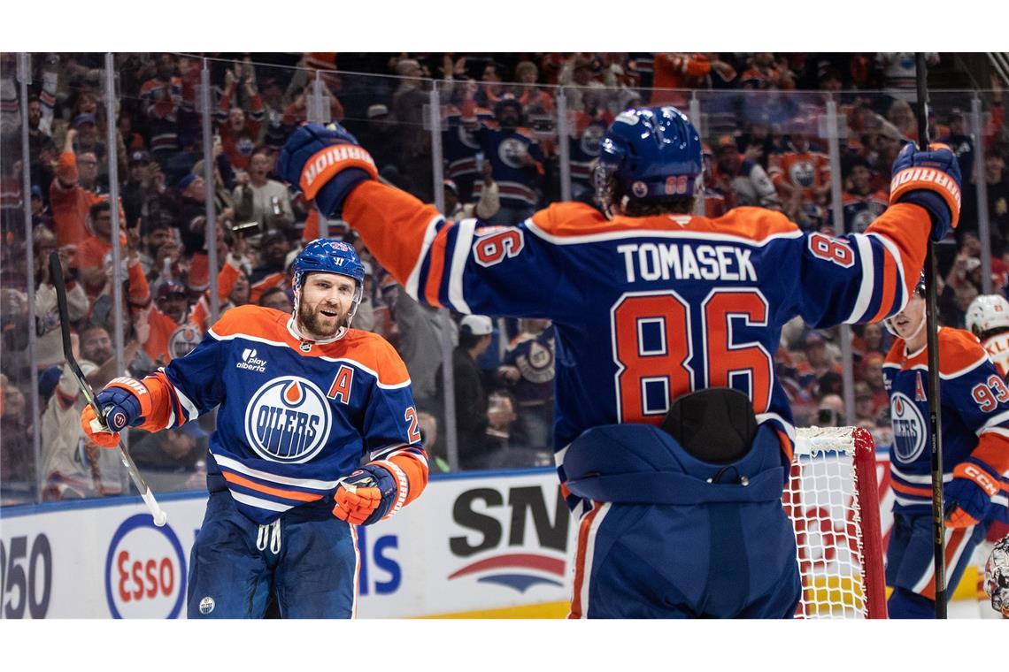 Bilder des Tages NHL-Eishockeyspieler Leon Draisaitl (l) feiert den 400. Treffer in seiner Karriere beim Spiel seiner Edmonton Oilers gegen die Calgary Flames.