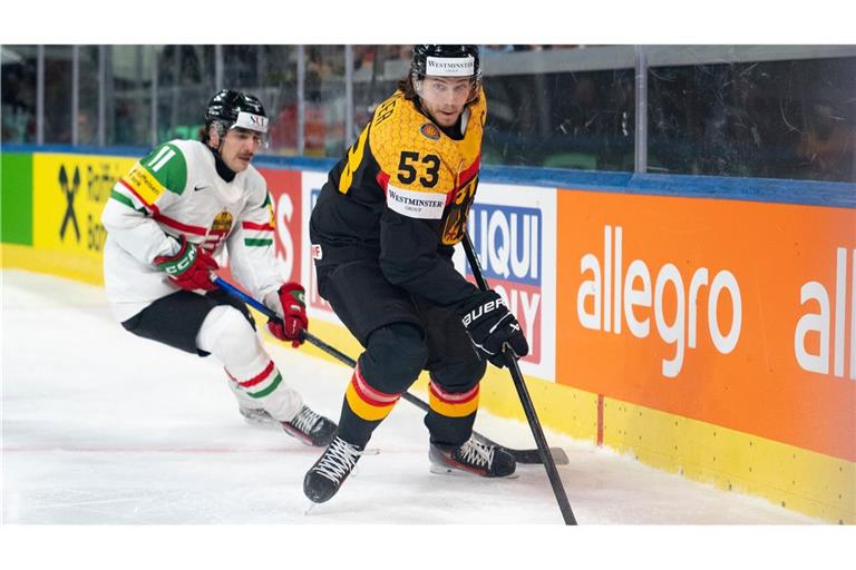 NHL-Star Moritz Seider (r) spricht nach dem drohenden deutschen Vorrunden-Aus Klartext.