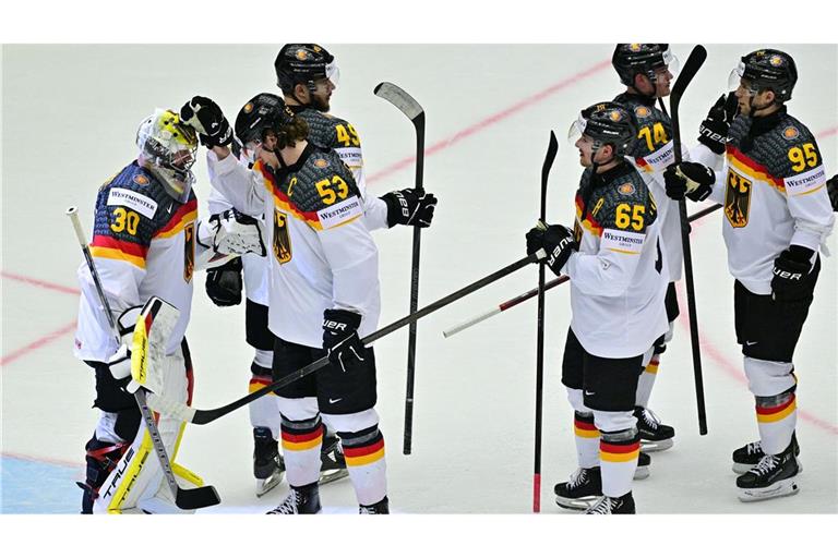NHL-Torhüter Philipp Grubauer (l) ärgert sich sehr über das Eis in der Messehalle von Herning.