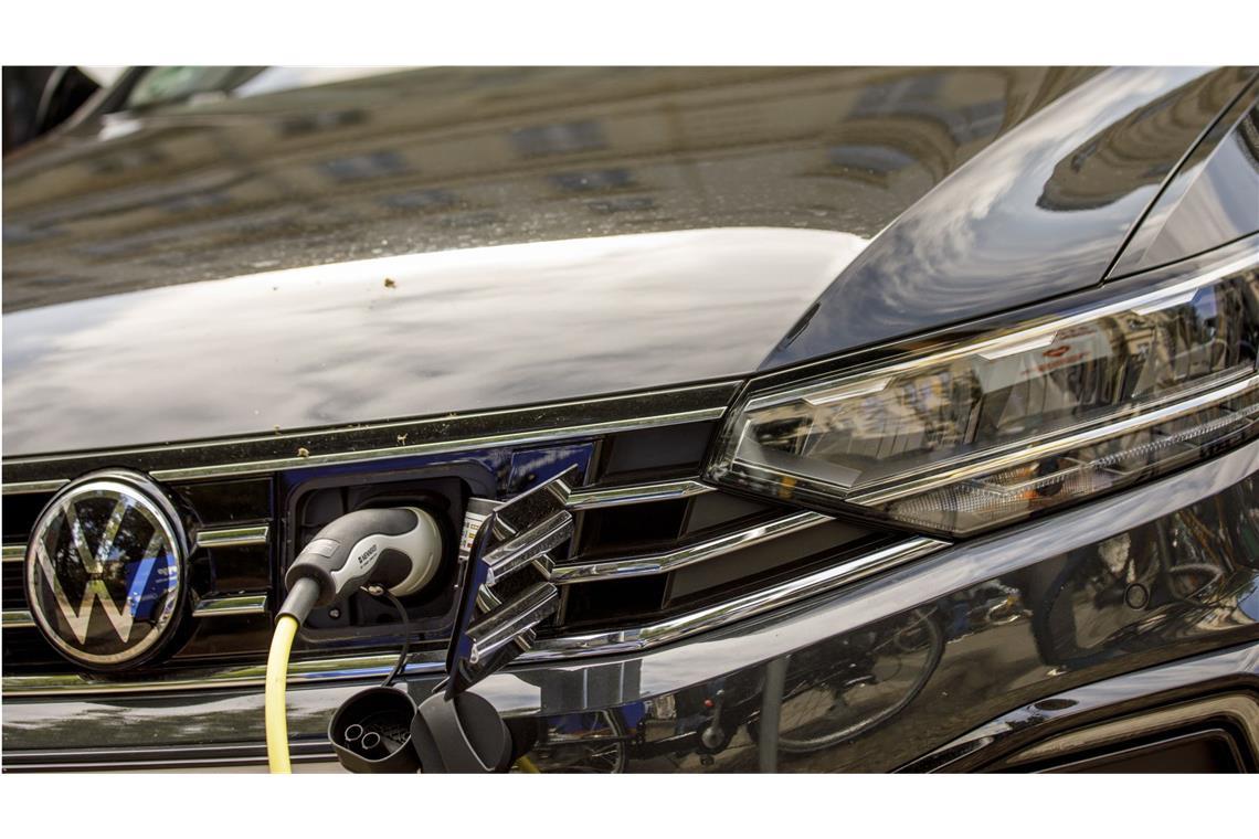 Europas Autobauer entgehen Strafzahlungen Nicht alle Autobauer erfüllen die Vorgaben der EU in Sachen Klimaschutz. Doch nun werden die angedrohten Strafzahlungen noch einmal ausgesetzt.