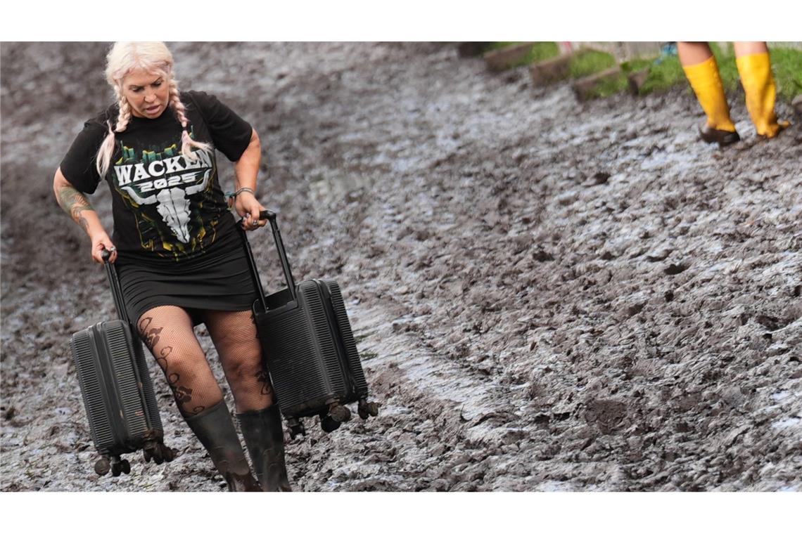 Regenmassen verwandeln Wacken in Schlammfeld Nicht alle Besucherinnen und Besucher sind auf den Schlamm vorbereitet.