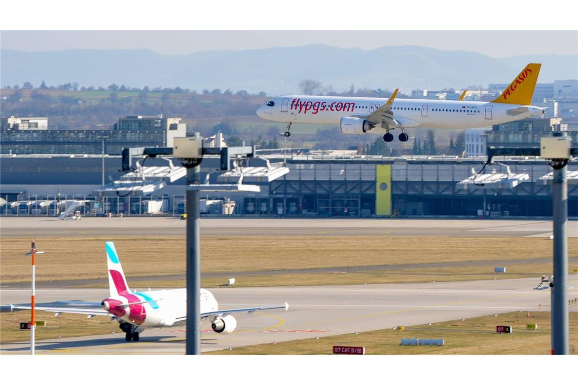 Warnstreiks an 13 deutschen Flughäfen haben begonnen Nicht alle Flieger werden am Montag wie geplant am Flughafen Stuttgart starten und landen.