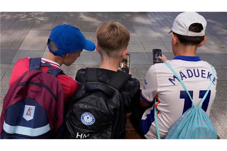 Nicht alle Plattformen haben das Verbot schon umgesetzt - und so manche unter 16 rühmen sich, weiter in Sozialen Netzwerken aktiv zu sein.