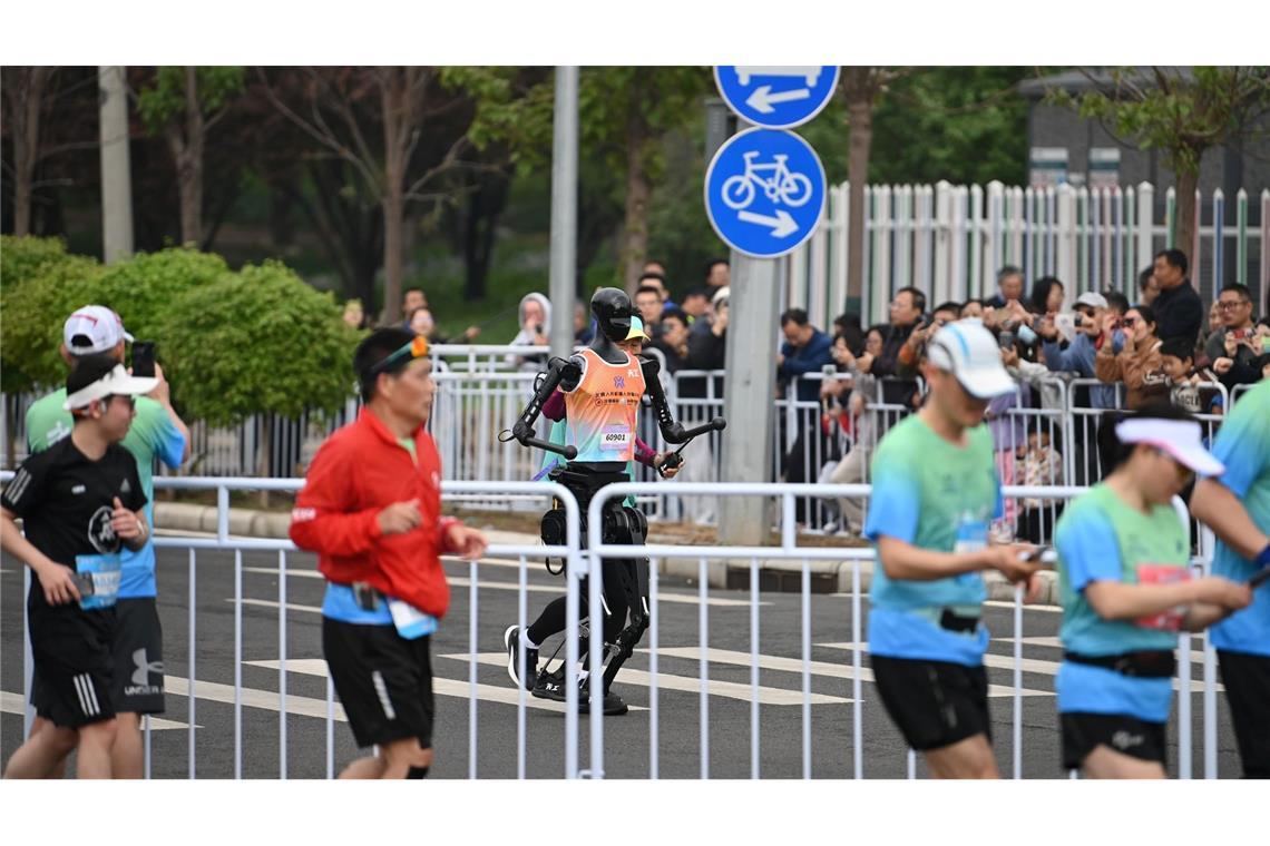 Chinesische Roboter laufen Halbmarathon gegen Menschen Nicht alle Roboter kamen beim Start direkt vom Fleck.