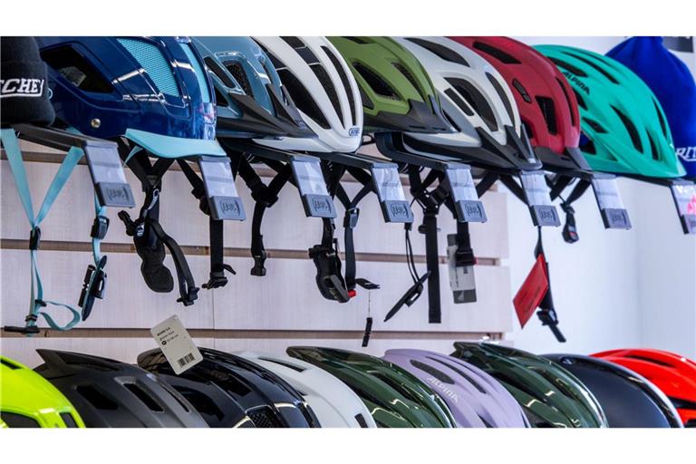 Nicht alle tragen einen Fahrradhelm, viele wünschen sich aber eine Helmpflicht. (Symbolbild)