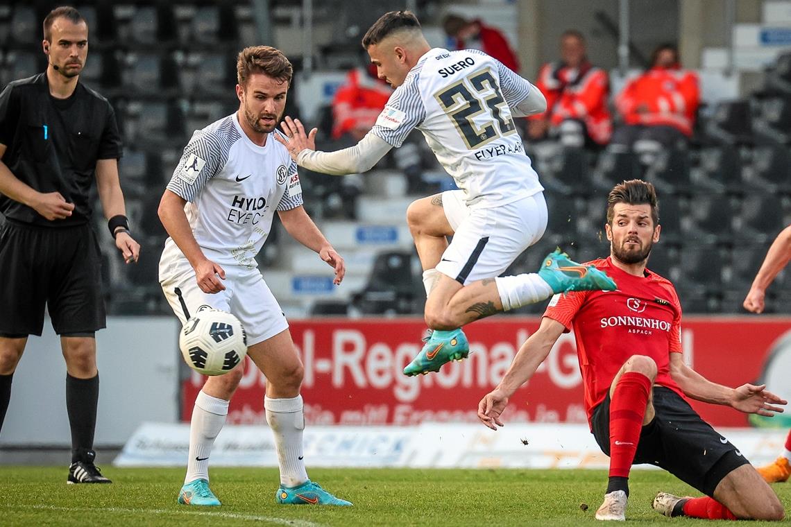 Für Großaspach wird die Luft immer dünner Nicht aufzuhalten: Israel Suero Fernandez (Mitte). Das frühe 0:1 war für Nico Jüllich und die SG Sonnenhof der Anfang vom Ende. Foto: A. Becher