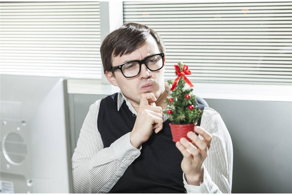 Wann daheimbleiben okay ist Nicht bei allen kommt in der Weihnachtszeit im Büro Feierstimmung auf.