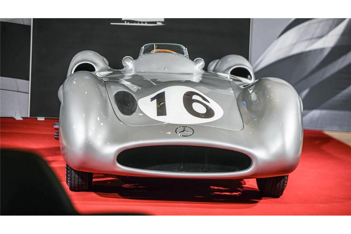 Mercedes-Oldtimer für 46,5 Millionen Euro versteigert Nicht gerade günstig, aber dennoch bei weitem nicht das teuerste Auto der Welt: Ein seltener "Silberpfeil" aus dem Jahr 1954 ist in Stuttgart für 46,5 Millionen Euro versteigert worden.