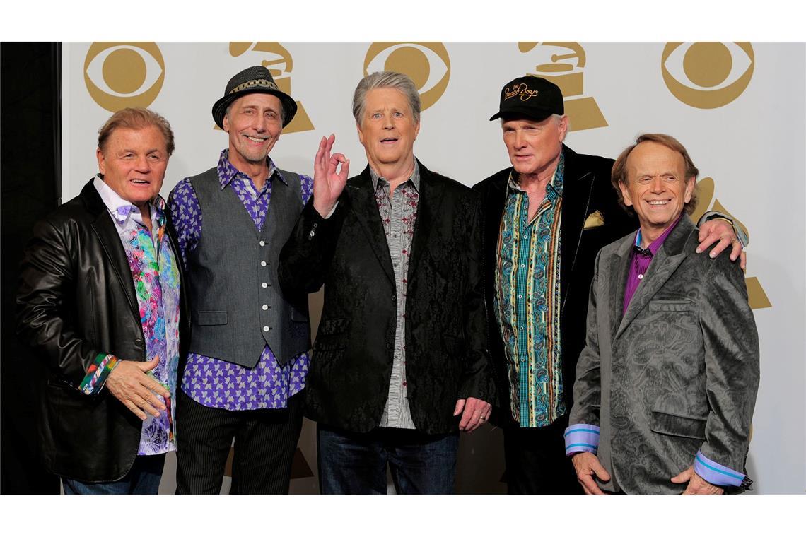 Musikgenie Brian Wilson: Sonnenschein und dunkle Schatten Nicht immer ging es bei den Beach Boys harmonisch zu. Brian Wilson (M) und sein Cousin Mike Love (2. v. r.) begegneten sich auch vor Gericht. (Archivfoto)