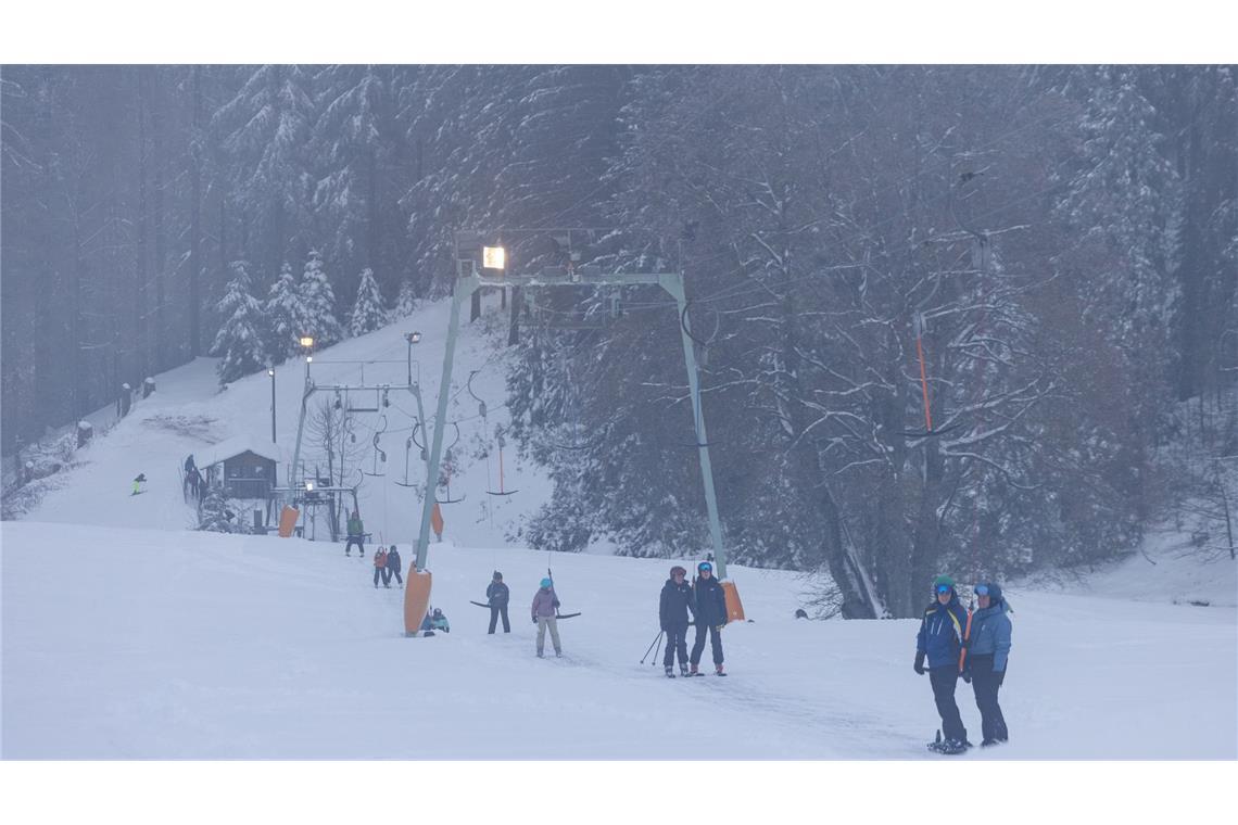 Extremwetter: Wann es Geld für den Skipass zurückgibt Nicht immer haben Skifahrer Glück wie in diesem Fall – häufig bleibt die Piste wegen Extremwetters gesperrt.