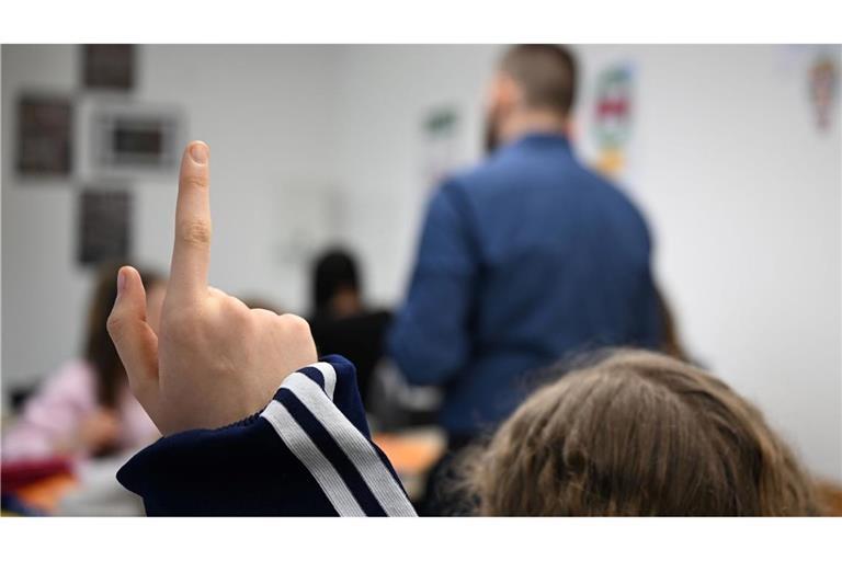 Nicht immer melden sich Schüler so brav: Immer mehr Lehrkräfte nehmen das Verhalten im Klassenzimmer als Belastung wahr. (Symbolbild)