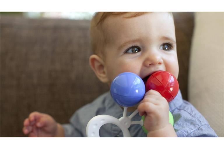 Nicht jede Babyrassel ist sicher (Symbolbild).