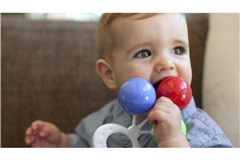 Nicht jede Babyrassel ist sicher (Symbolbild).
