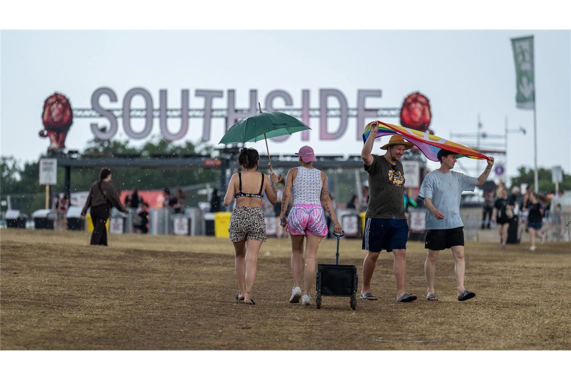 Nicht mal der Regen kann die gute Laune verscheuchen beim Southside-Festival.