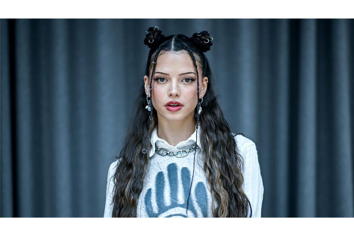 Nicht nur auf der Showbühne am Mikrofon: Sängerin und Rapperin Nina Chuba.