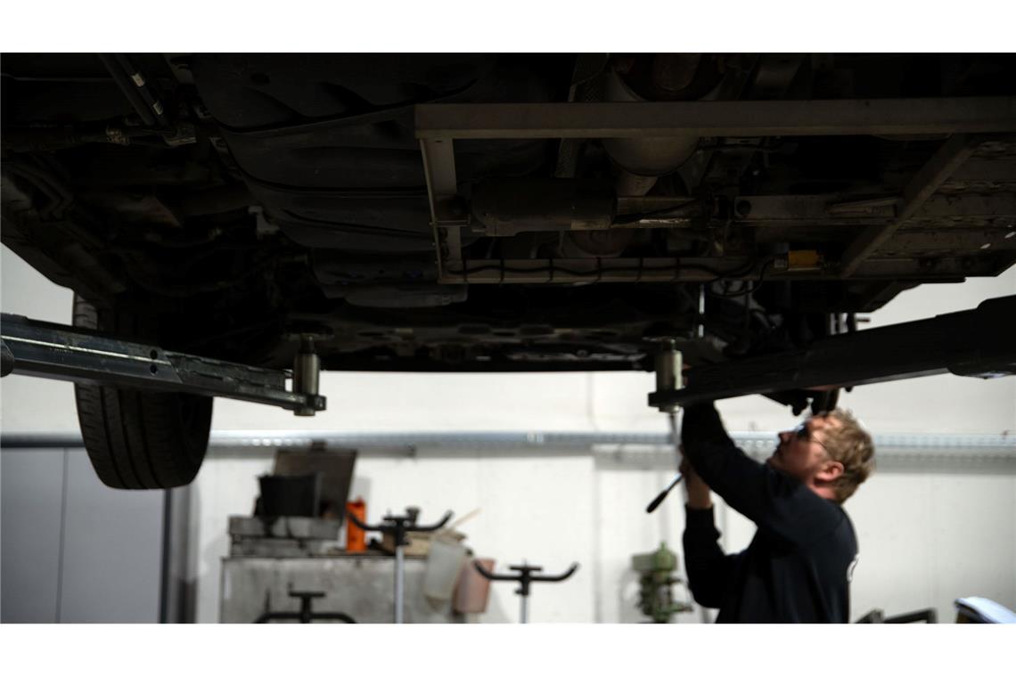 Auto- und Bahnfahren wurde im Januar deutlich teurer Nicht nur der Werkstattbesuch hat sich für Autofahrer in den vergangenen Jahren erheblich verteuert. (Archivbild)