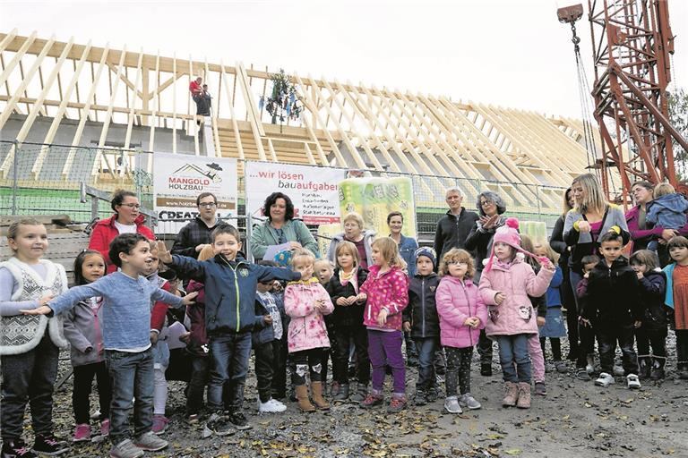 Nicht nur die Mächen und Jungen der evangelischen Kindergärten Klosterhof und Oetingerhaus werden sich freuen, wenn der Neubau für die künftige gemeinsame Einrichtung in einigen Wochen eröffnet werden kann (das Foto entstand beim Richtfest vor fast genau einem Jahr), sondern auch Eltern, die noch einen Betreuungsplatz brauchen. Das Oetingerhaus wird nach dem Umzug der Kinder von der Stadt übernommen, so können weitere Betreuungsmöglichkeiten zur Verfügung gestellt werden. Archivfoto: J. Fiedler