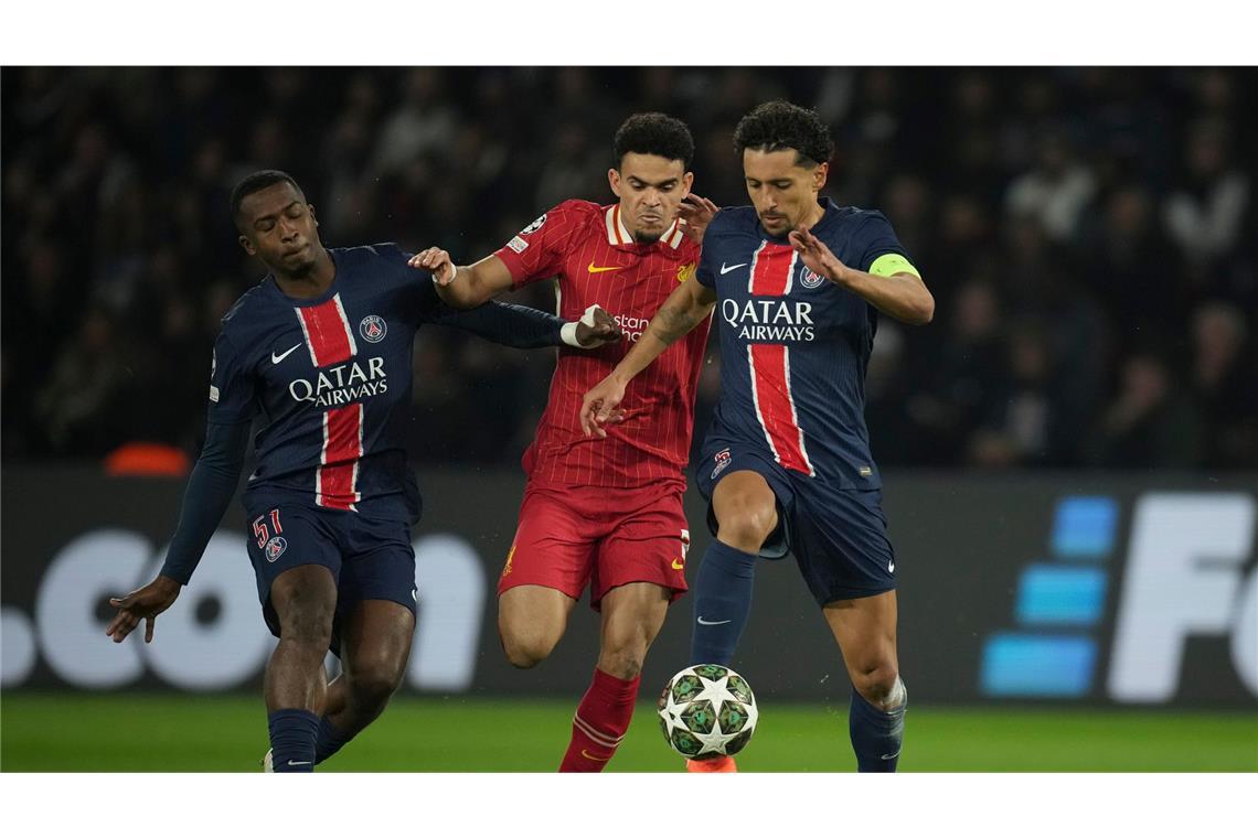 FC Barcelona und Flick siegen in Unterzahl Nicht nur Liverpools Luis Diaz (M) hatte gegen die Pariser Willian Pacho (l) und Marquinhos mächtig Probleme.
