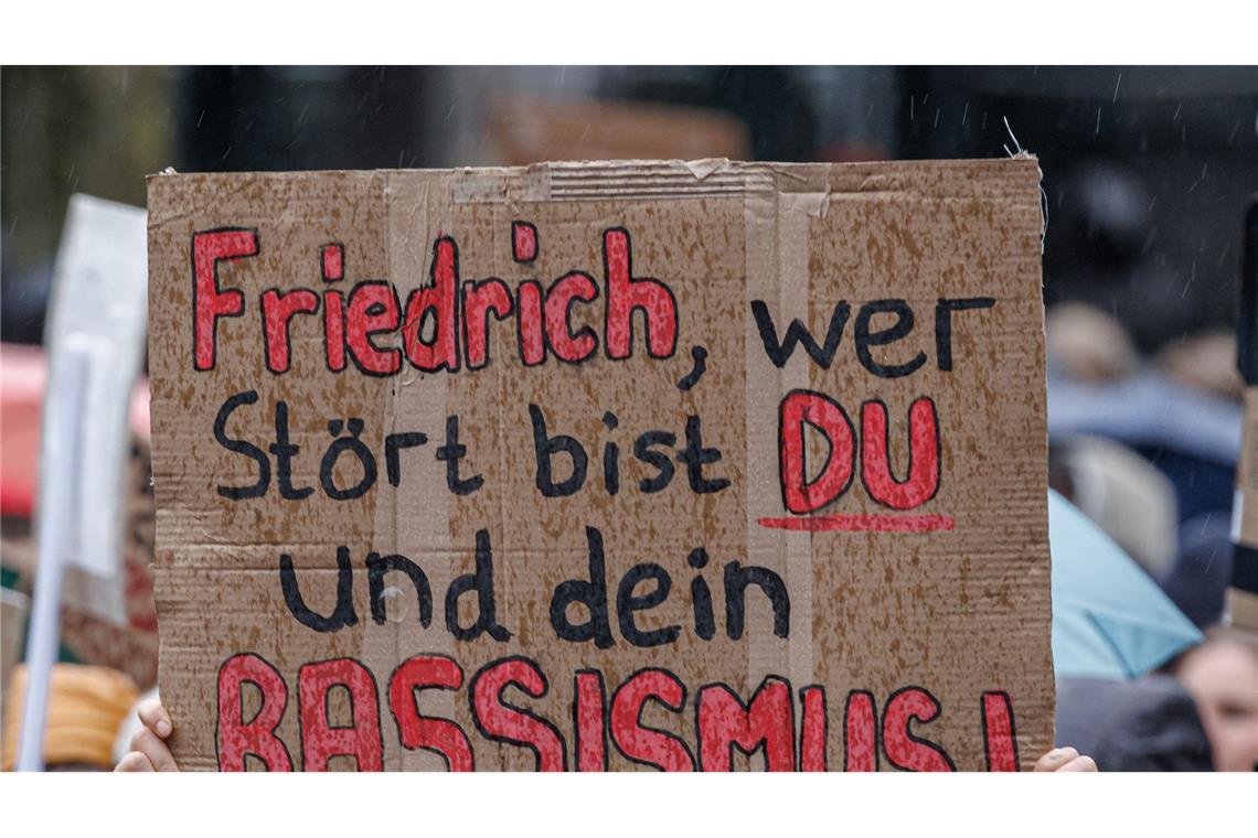 Nicht nur Menschen mit Migrationshintergrund werfen Bundeskanzler Friedrich Merz (CDU) nach seinen Äußerungen zu Migration und dem "Stadtbild" Rassismus vor.