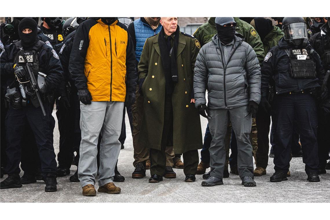 Nicht nur mit seinem Mantel erregte Grenzschutzchef Bovino Aufsehen. (Archivbild)