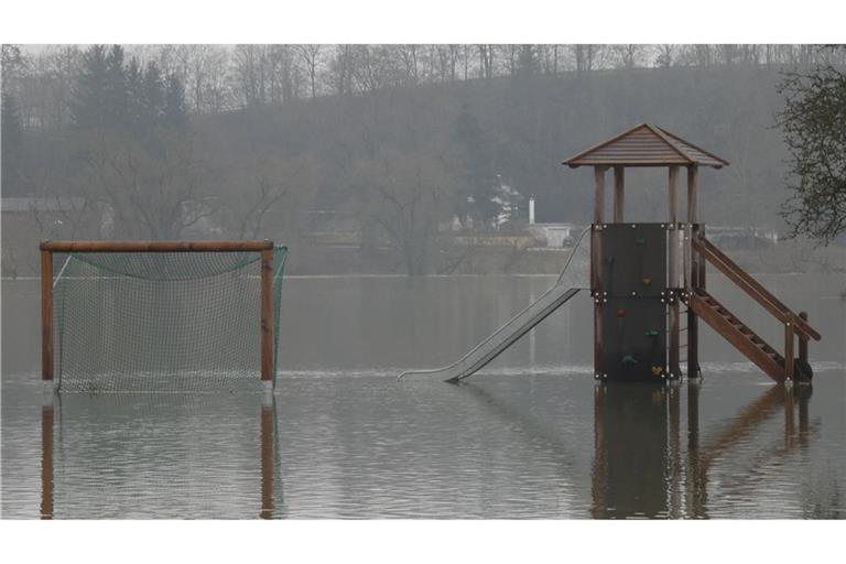 Nicht nur Trockenheit, auch zunehmende Hochwasser wie hier 2021 bei Riedlingen bedrohen die Wasserversorgung.