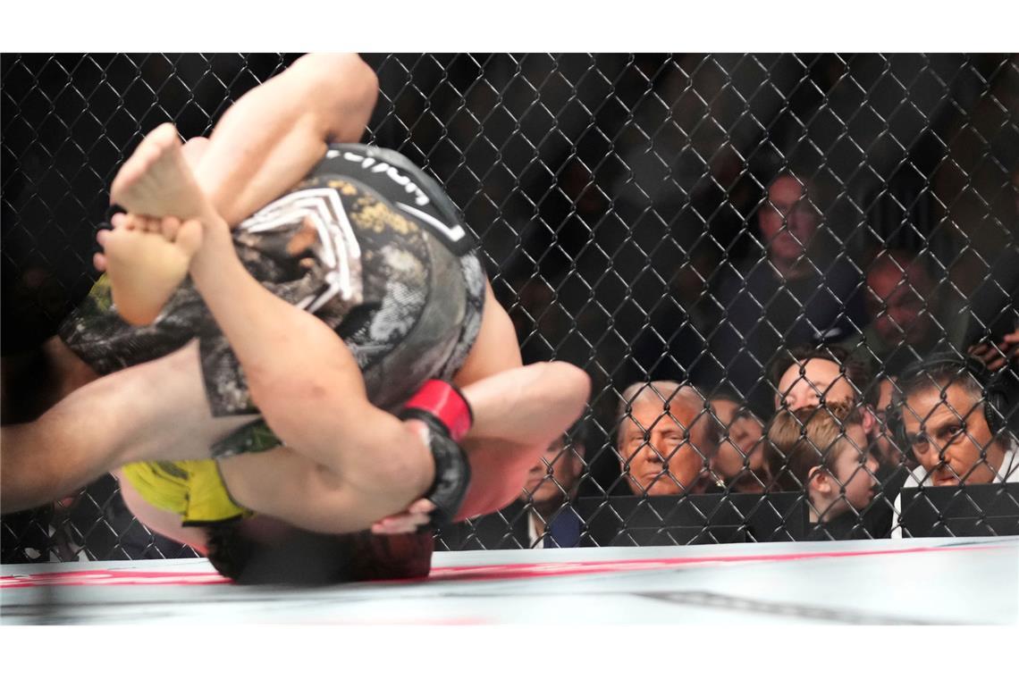 Vor dem Weißen Haus: Käfigkampf an Trumps Geburtstag Nicht selten wird einer der UFC-Kämpfer im Ring bewusstlos geprügelt.