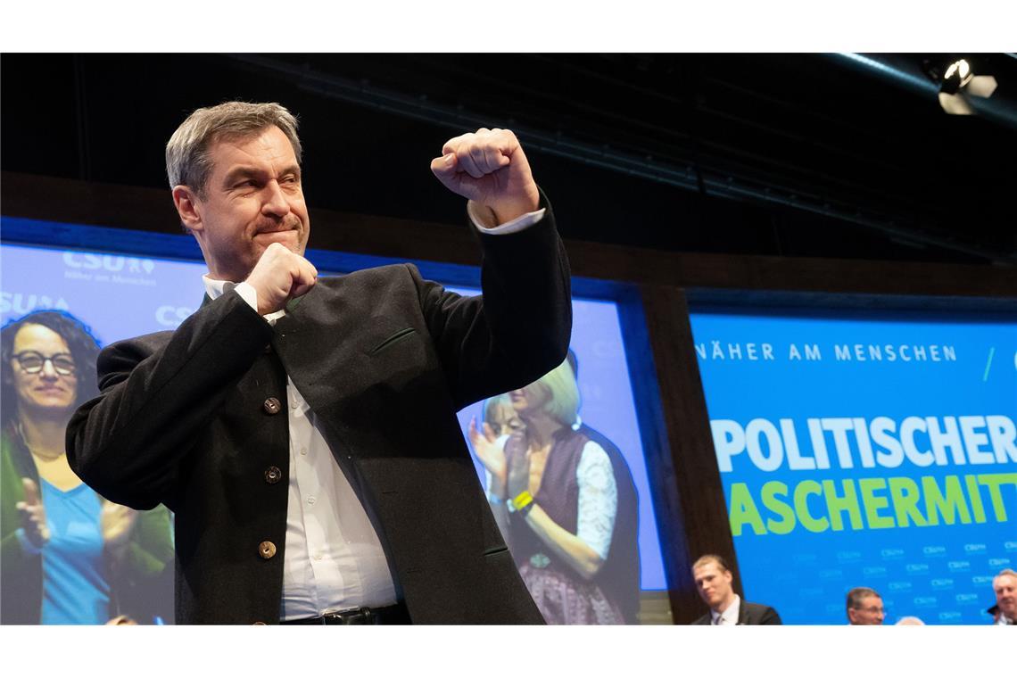 Können Grüne und Söder an einem Strang ziehen, wenn sie müssen? Nicht sparsam mit Gesten: CSU-Chef Markus Söder beim politischen Aschermittwoch in Passau.