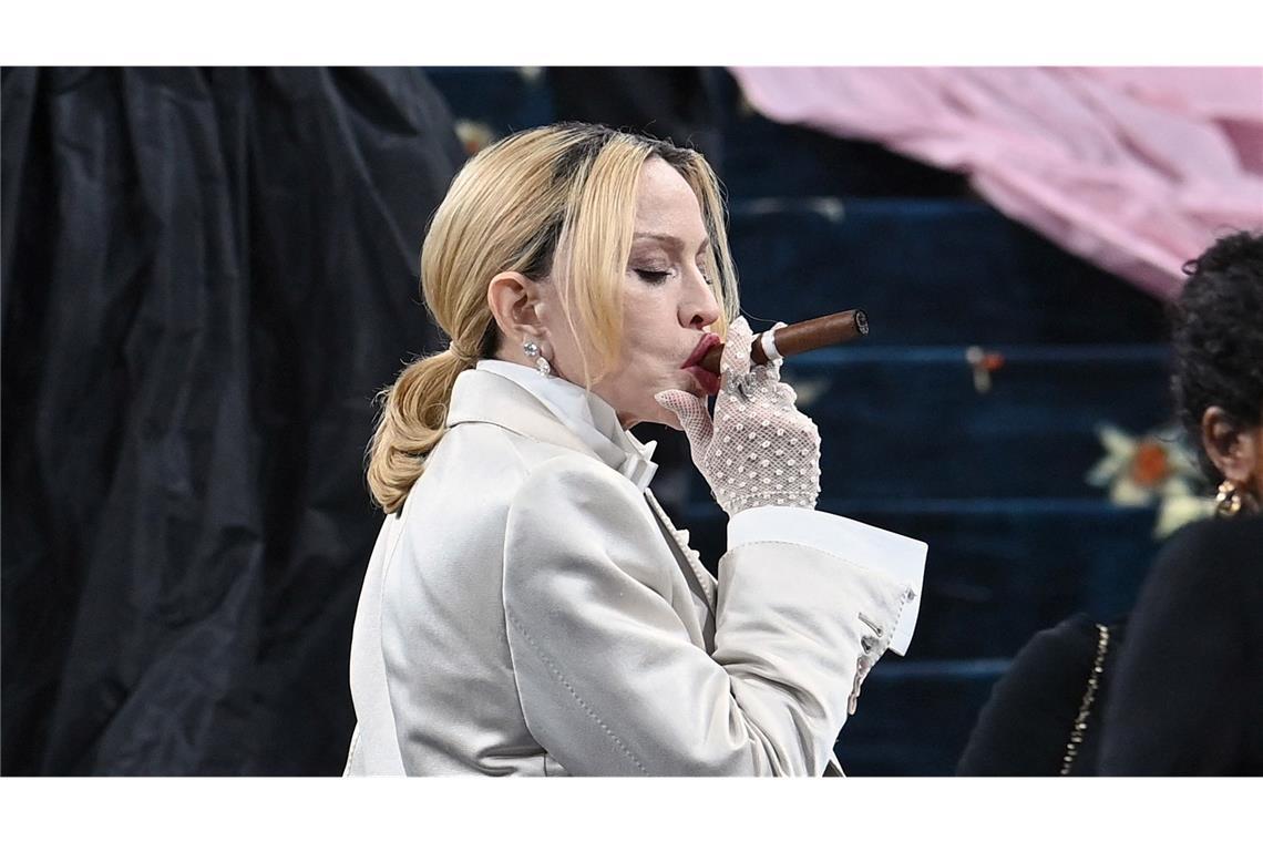 Tops und Flops auf dem roten Teppich Nicht vorbildlich: Auch, wenn sie nicht angezündet ist, Madonna mit Zigarre auf der großen Treppe.