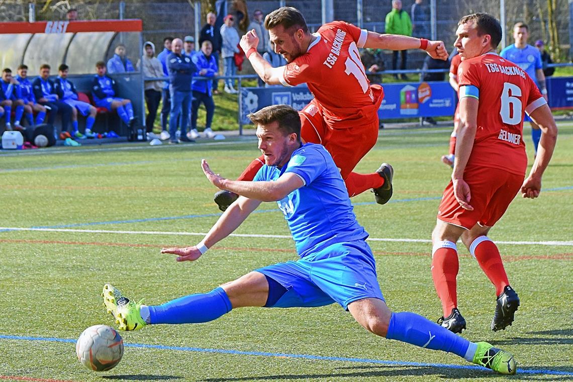 TSG Backnang: Routinier Marinic lässt’s richtig krachen Nicht zu bremsen: Mario Marinic (Mitte). Mit dem 3:0 macht der Routinier nach gut einer halben Stunde seinen Hattrick perfekt. Foto: T. Sellmaier