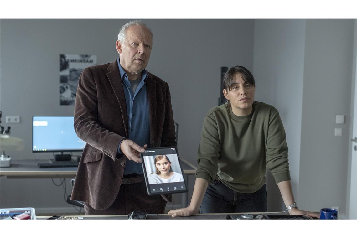 Wie war „Borowski und das ewige Meer“? Nicht zu greifen: Influencerin Zenaida (Milena Tscharntke, auf dem Tablet-Bildschirm). Klaus Borowskis (Axel Milberg) und Mila Sahins (Almila Bagriacik) Ermittlungen stocken.