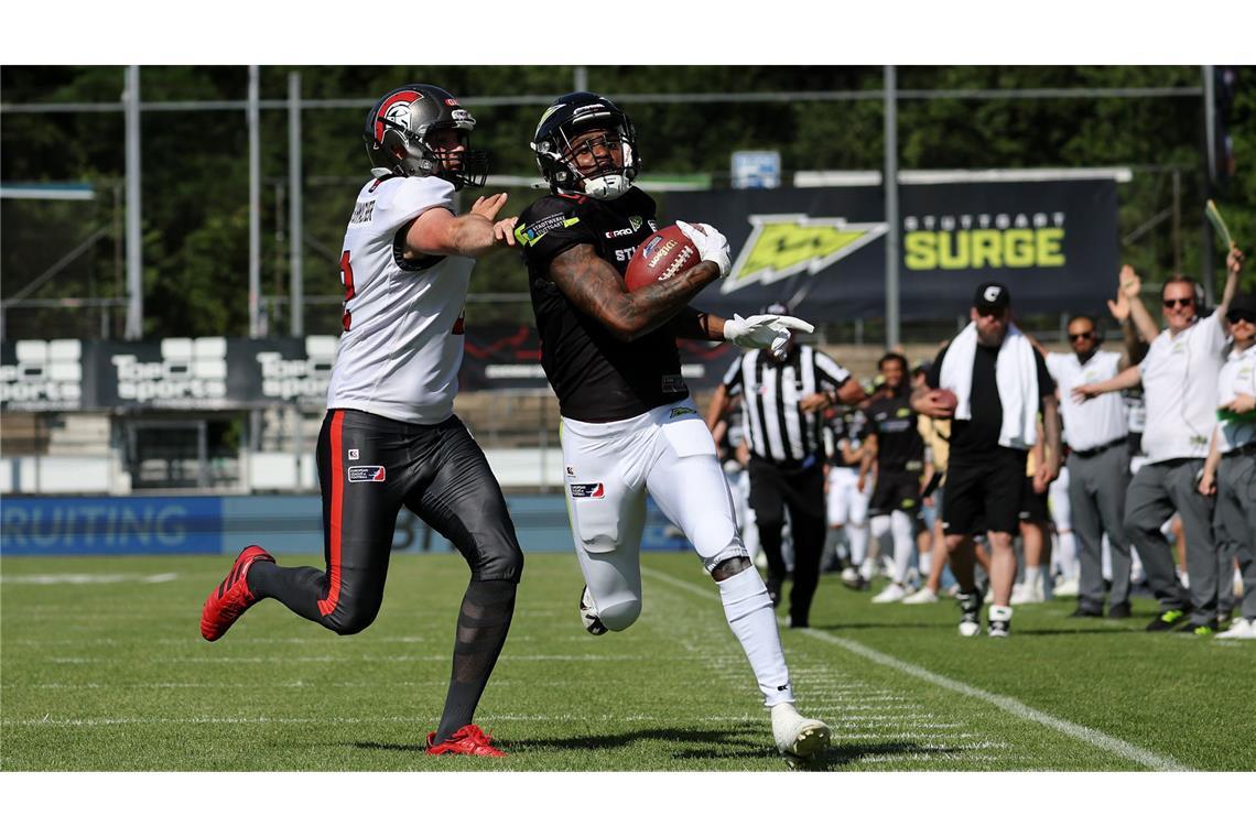 Footballer feiern Rekordsieg in brütender Hitze Nicht zu stoppen: Surge-Neuzugang Mike Harley (re.) auf dem Weg zu einem seiner beiden Touchdowns.